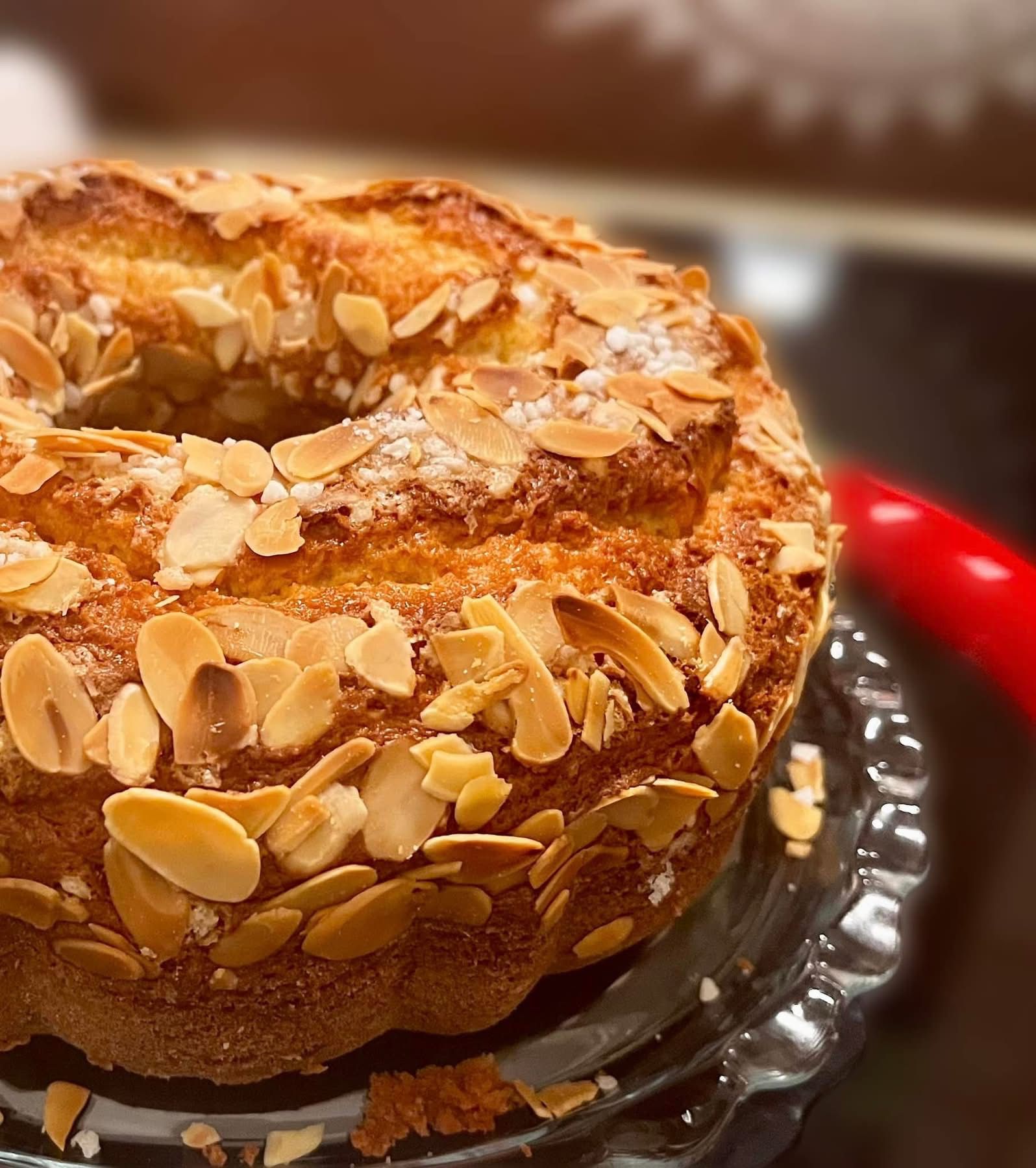 Ciambella soffice allo yogurt e mandorle