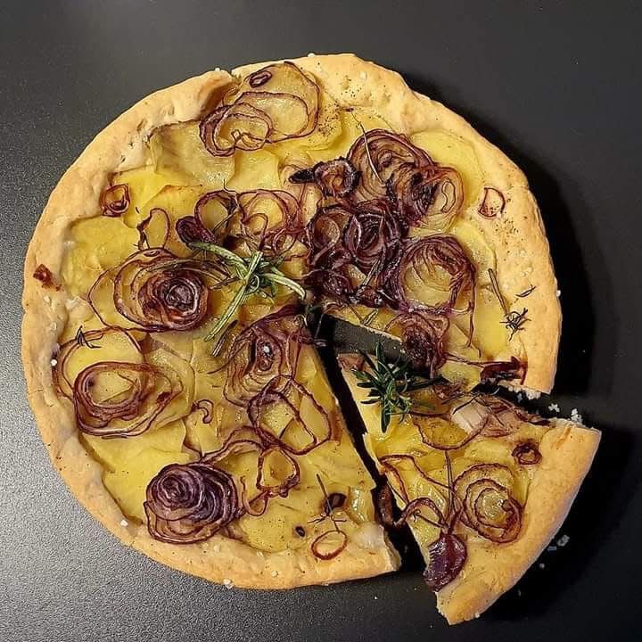 Focaccia patate, cipolla e rosmarino