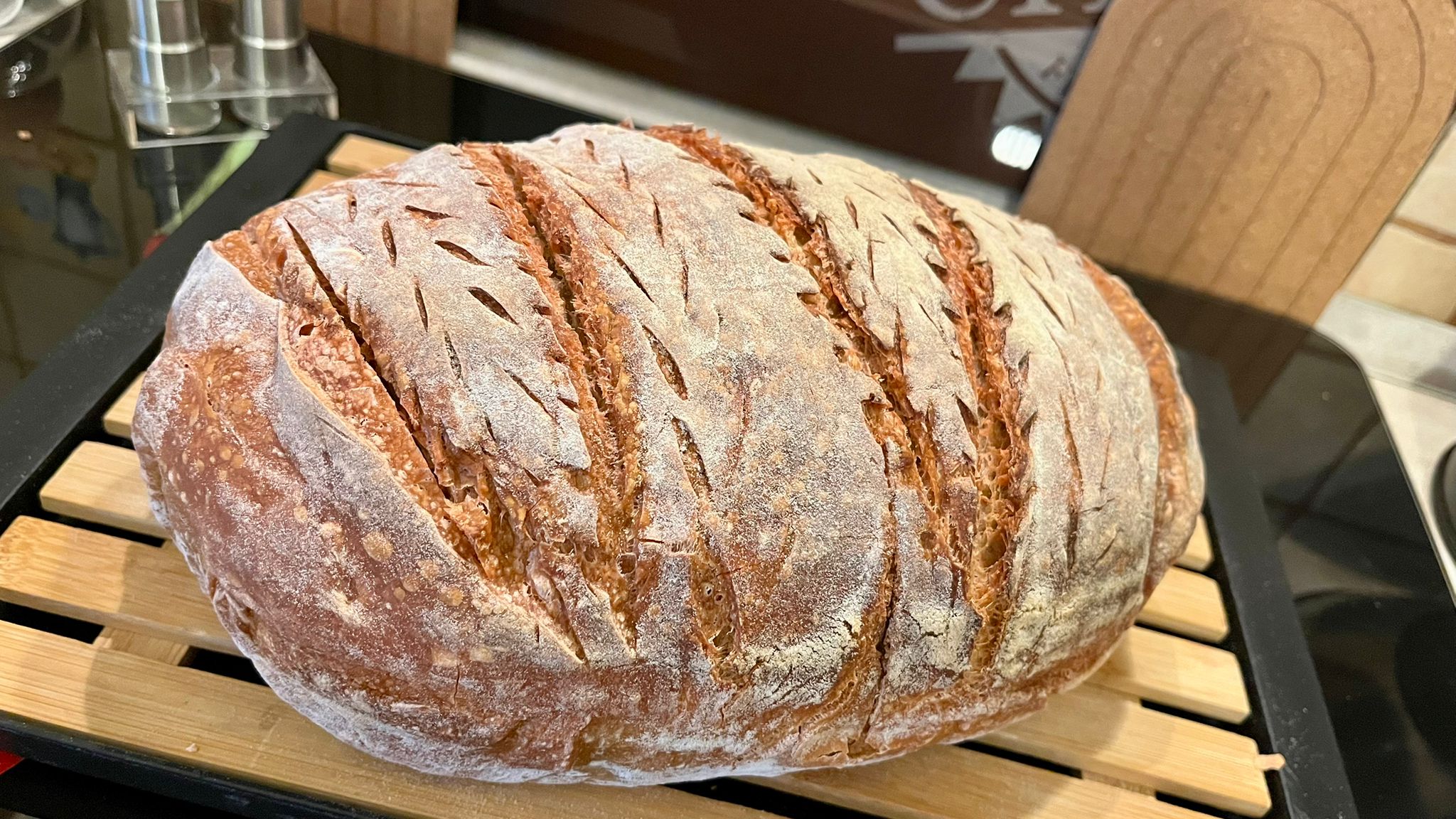 Pagnotta con succo di barbabietola e lievito madre liquido