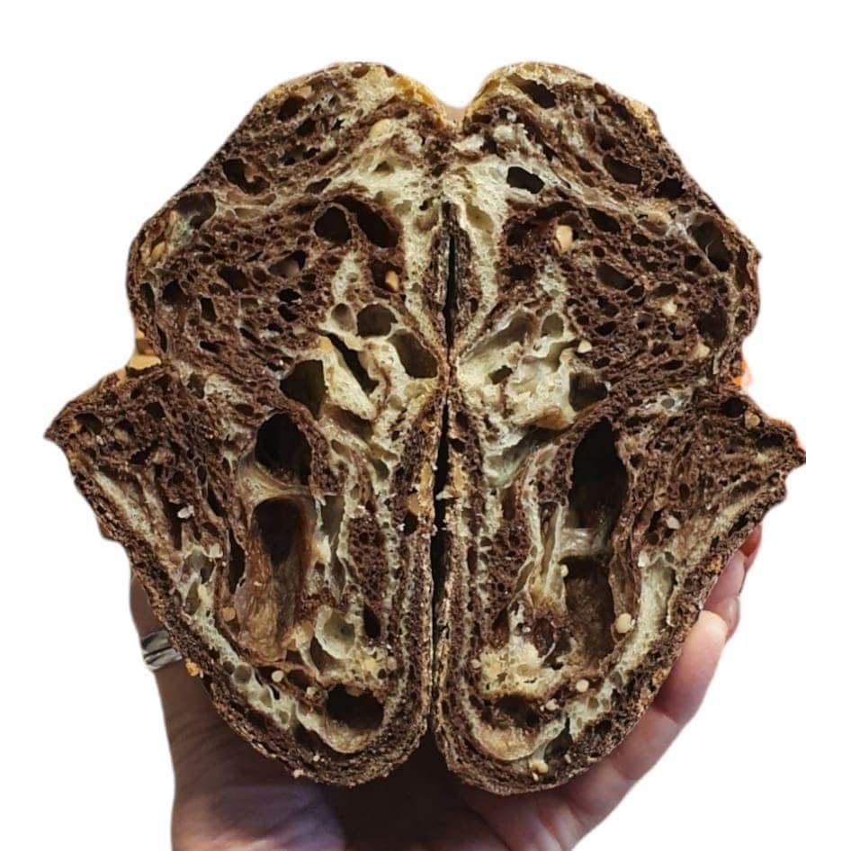 Pane al cacao e granella di nocciole