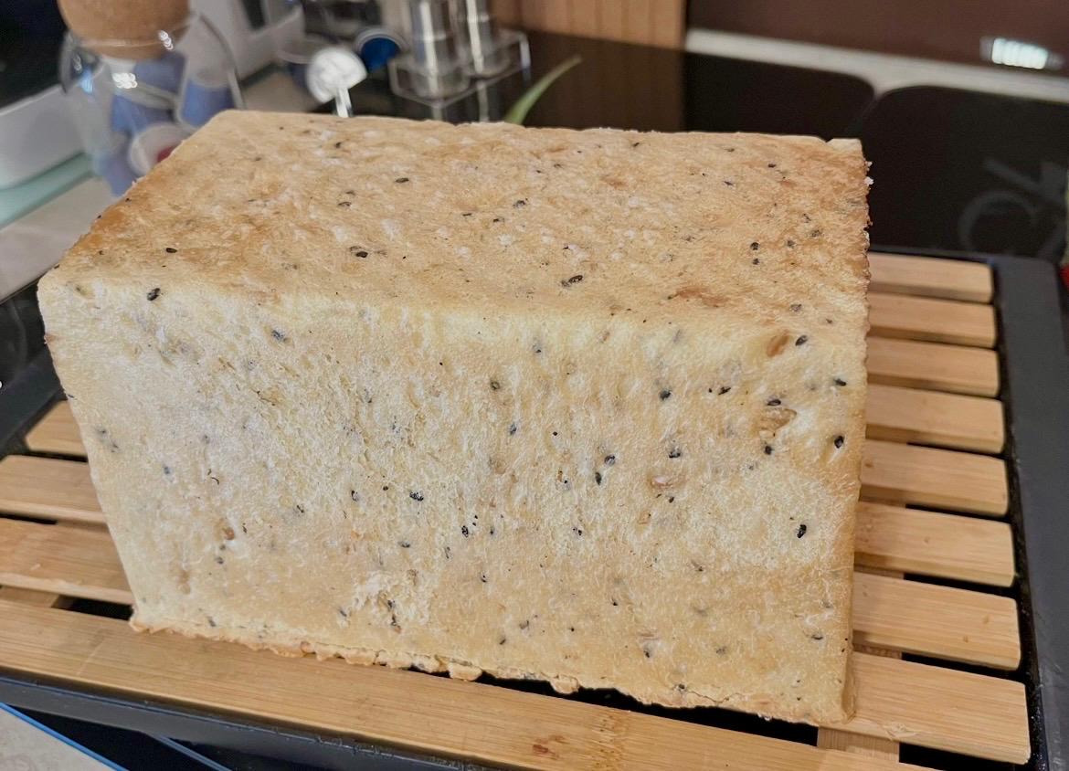 Pane in cassetta con semi di sesamo nero e bianco
