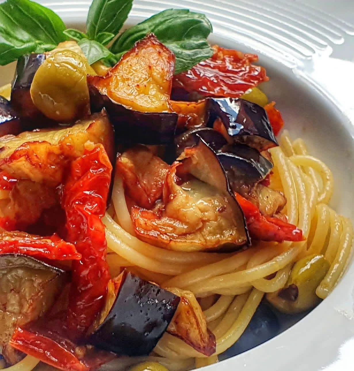 Spaghetti con melanzane e pomodori secchi